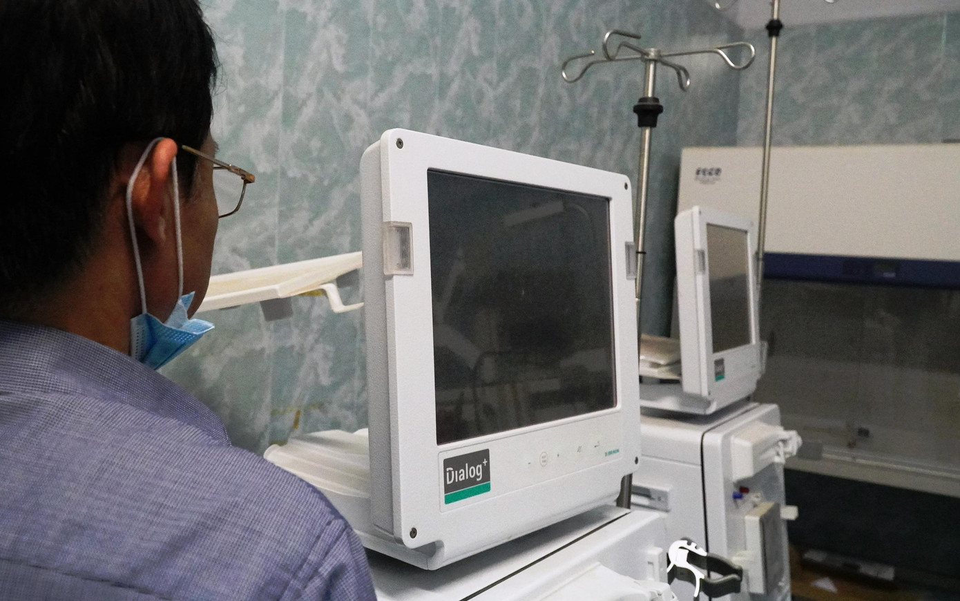 Hiện qua 3 đời Giám đốc Sở Y tế, vẫn chưa có phương án nào hữu hiệu để khai thác, sử dụng, vận hành đưa vào phục vụ khám chữa bệnh nhân dân đối với 2 máy chạy thận đắt tiền này Hiện qua 3 đời Giám đốc Sở Y tế, vẫn chưa có phương án nào hữu hiệu để khai thác, sử dụng, vận hành đưa vào phục vụ khám chữa bệnh nhân dân đối với 2 máy chạy thận đắt tiền này