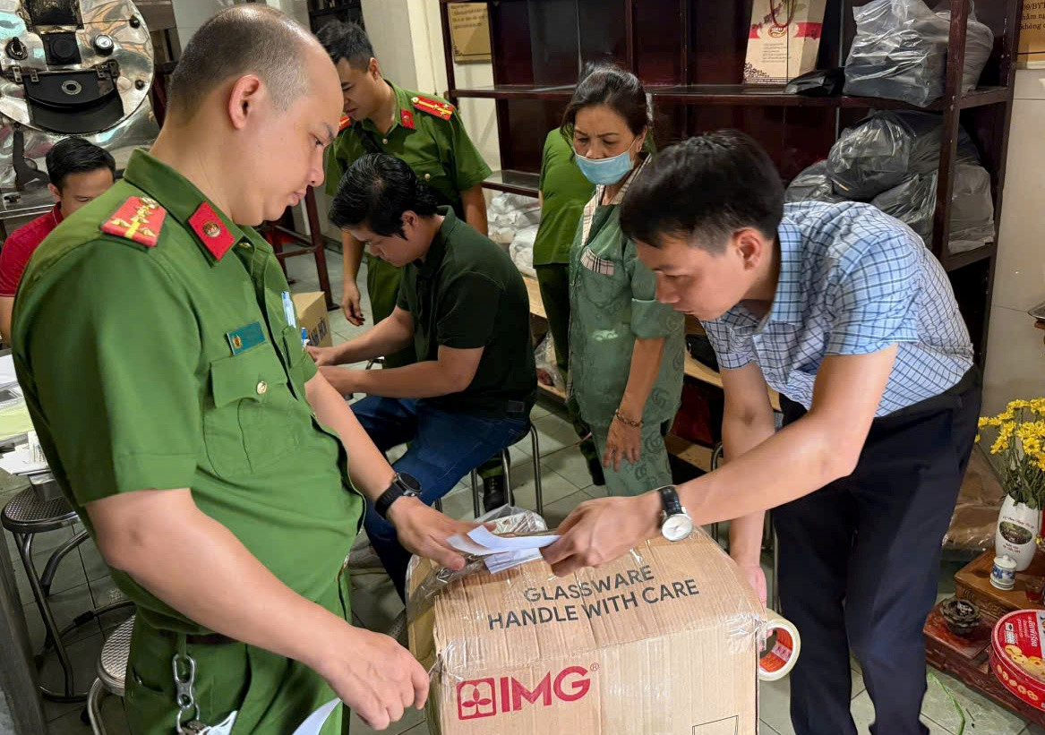 Công an thu giữ tang vật cà phê giả tại cơ sở sản xuất của bà Trần Thị Phước.