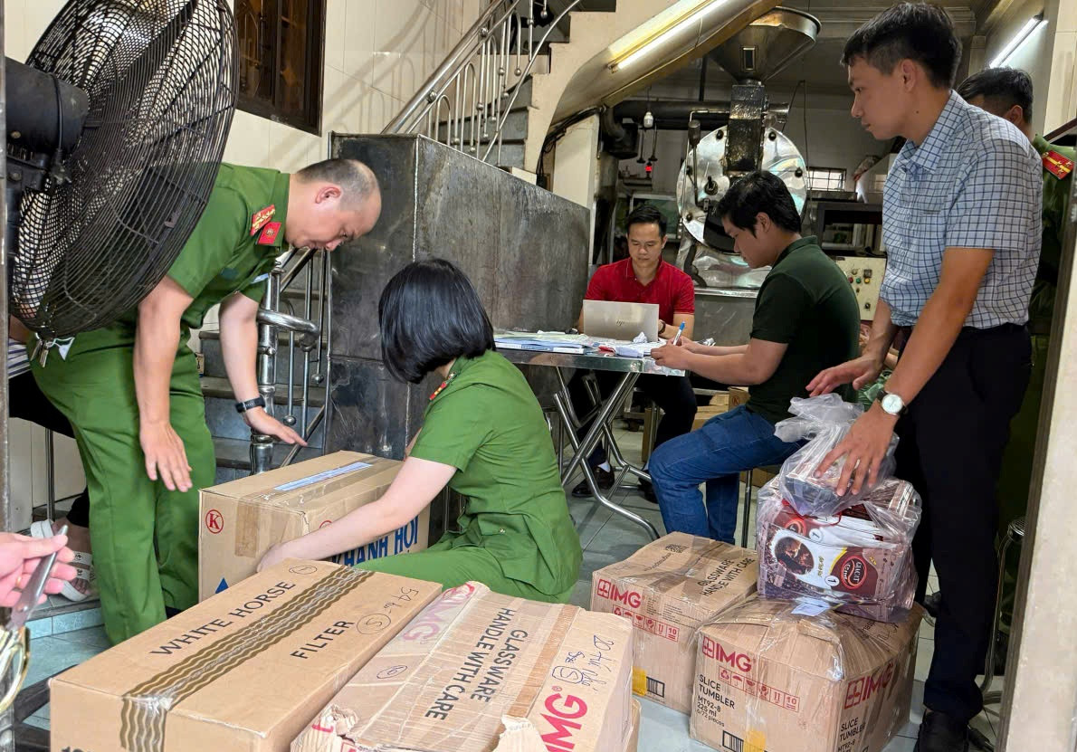 Công an thu giữ tang vật cà phê giả tại cơ sở sản xuất của bà Trần Thị Phước.