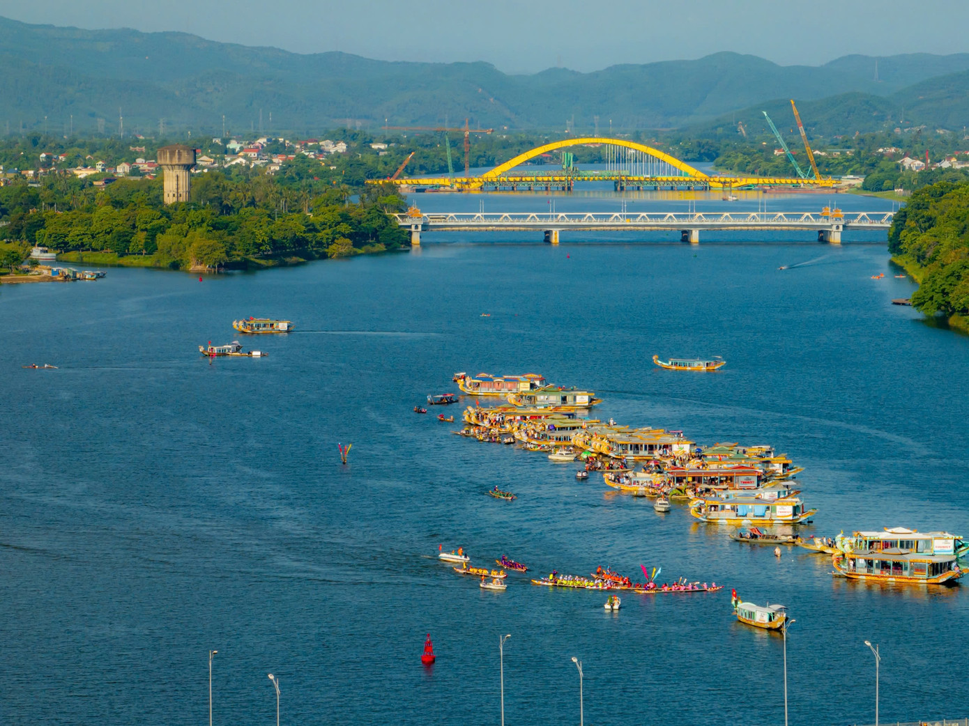 Theo ban tổ chức, đây là dịp để quảng bá, thúc đẩy phát triển du lịch, dịch vụ, ẩm thực, thương mại của địa phương trong dịp lễ; đồng thời, duy trì và phát triển phong trào tập luyện môn thể thao truyền thống, bảo tồn và phát huy truyền thống văn hoá thể thao của địa phương. Ảnh: Đình Hoàng