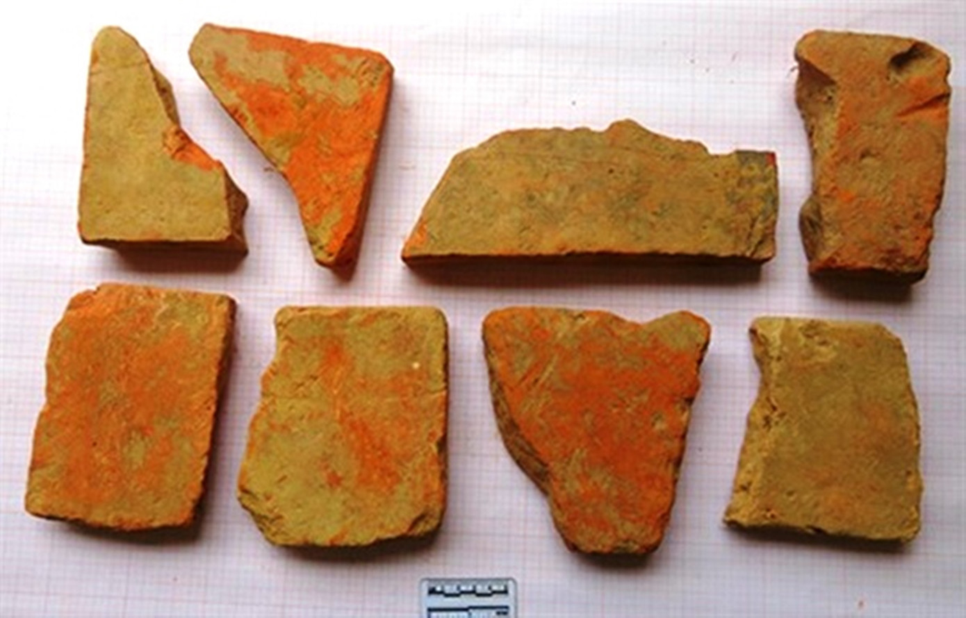 Các loại gạch xuất lộ tại các hố khai quật trên núi Bân có niên đại trong khung thế kỷ XVIII. Các loại gạch xuất lộ tại các hố khai quật trên núi Bân có niên đại trong khung thế kỷ XVIII.