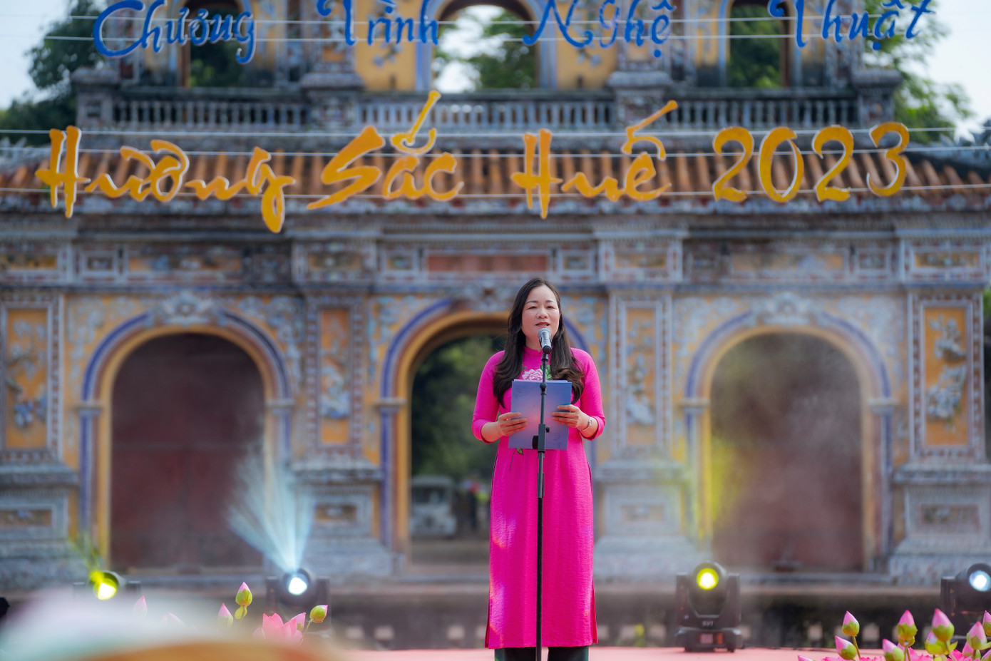 Chương trình do Hội Liên hiệp Phụ nữ tỉnh TT-Huế tổ chức ngày 3/3, tại không gian phố đêm Hoàng thành Huế. Ảnh: Đình Hoàng