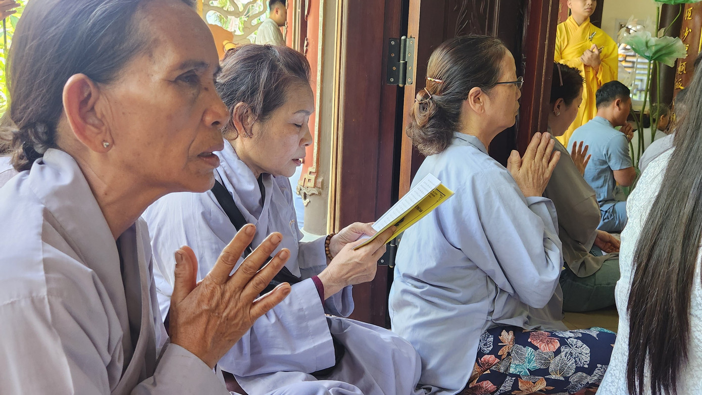 Đến chùa lễ Phật, cầu kinh trong ngày rằm tháng 4 âm lịch - ngày chính lễ Phật đản, là nghi thức không thể thiếu đối với nhiều người dân Huế.