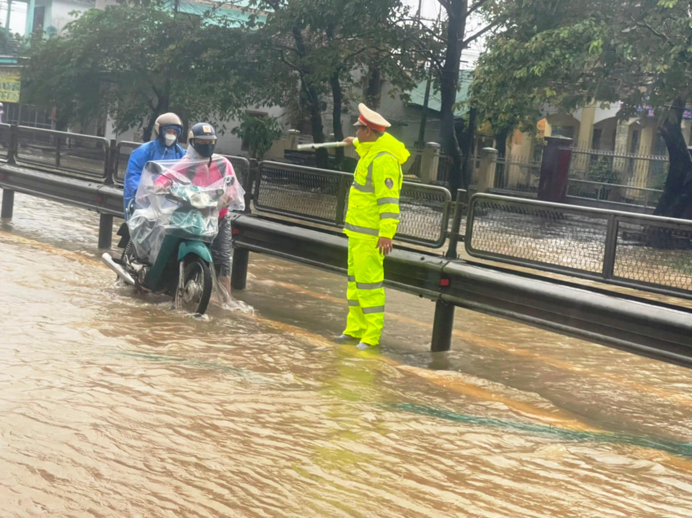 Chỉ dẫn cho người dân không dắt xe gắn máy vào những vị trí nước sâu nguy hiểm. Ảnh: CA