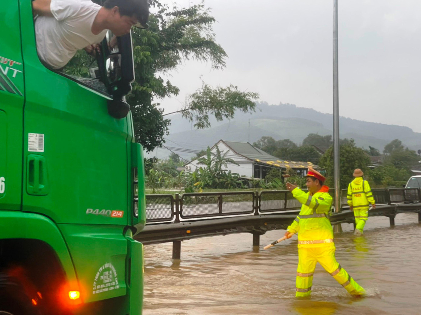 Các phương tiện giao thông gặp khó khăn khi di chuyển qua đoạn Quốc lộ 1 bị ngập lụt thuộc địa phận xã Lộc Trì, huyện Phú Lộc, tỉnh TT-Huế. Ảnh: CA