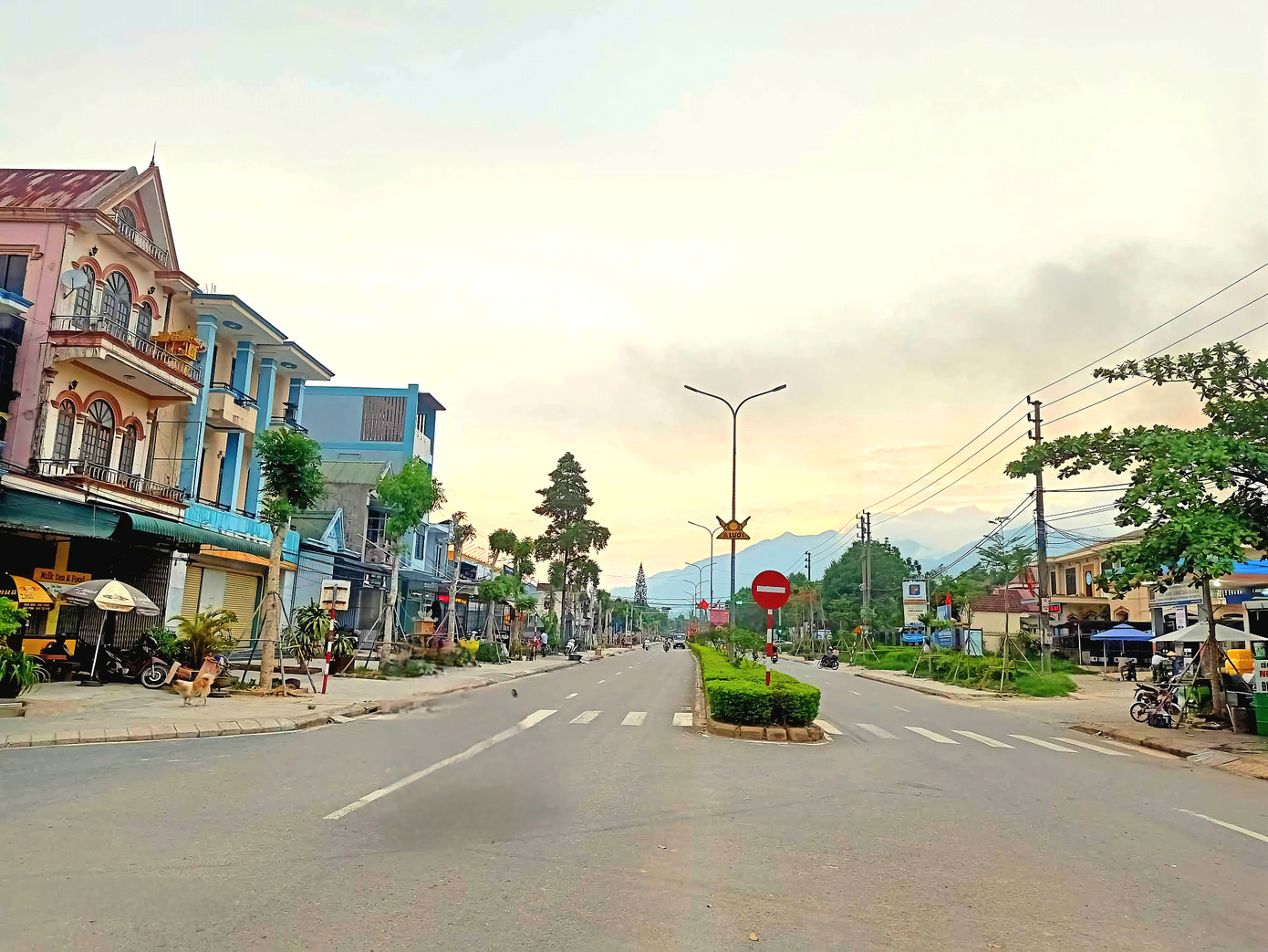 Một góc trung tâm huyện A Lưới hiện nay. Một góc trung tâm huyện A Lưới hiện nay.