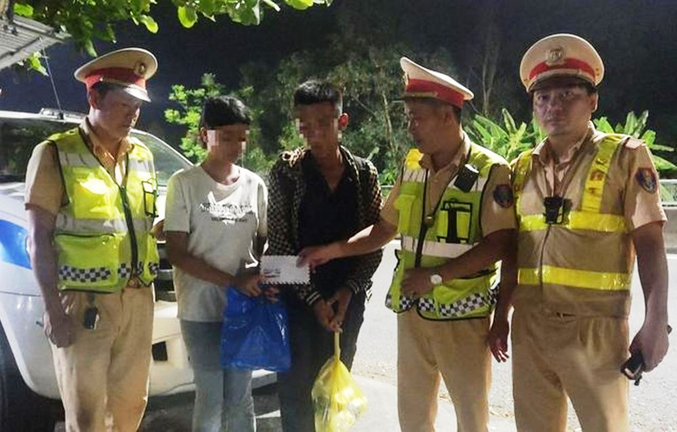 Lực lượng CSGT TT-Huế hỗ trợ hai anh em lộ phí, nhu yếu phẩm để về quê sau khi bị nhà xe bỏ lại trên đèo Hải Vân và mất hết tiền bạc.