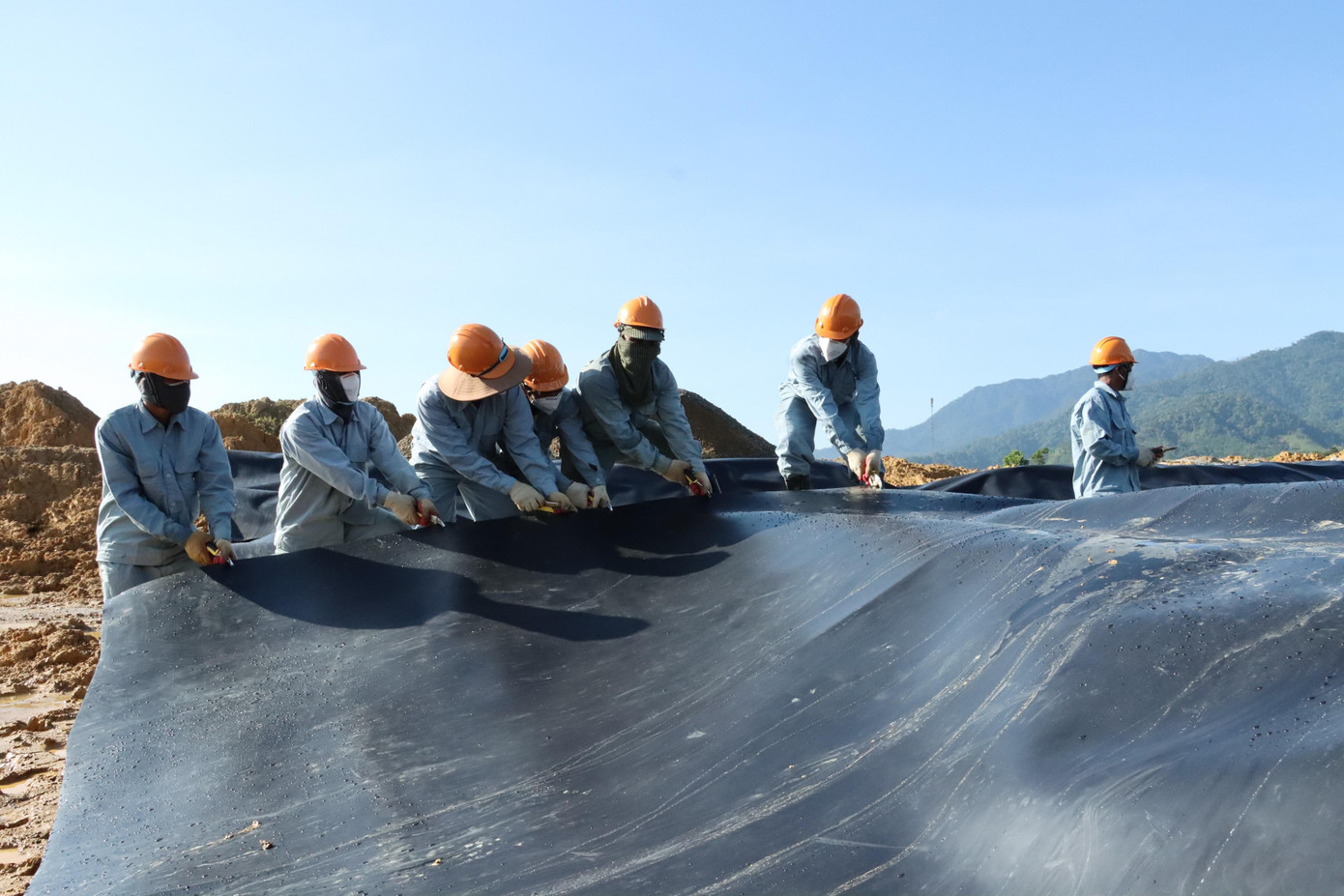 Sau hai năm gặp trở ngại thực hiện dự án, hiện Bộ Tư lệnh Hóa học tập trung mọi nguồn lực, nhân lực đẩy nhanh tiến độ xử lý để sớm hoàn thành dự án đảm bảo an toàn sức khỏe cho nhân dân và tạo điều kiện phát triển kinh tế xã hội địa phương. Trong ảnh là thao tác lót lớp 1 vật liệu cách ly và chống thấm. Sau hai năm gặp trở ngại thực hiện dự án, hiện Bộ Tư lệnh Hóa học tập trung mọi nguồn lực, nhân lực đẩy nhanh tiến độ xử lý để sớm hoàn thành dự án đảm bảo an toàn sức khỏe cho nhân dân và tạo điều kiện phát triển kinh tế xã hội địa phương. Trong ảnh là thao tác lót lớp 1 vật liệu cách ly và chống thấm.