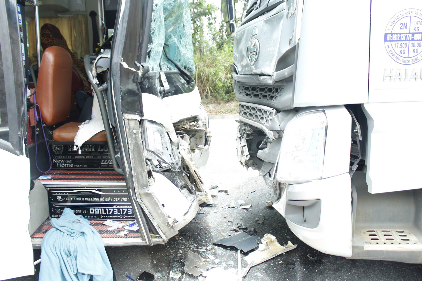 Cú tông trực diện giữa 2 ô tô làm 4 người trên xe khách bị thương, đầu xe khách bị biến dạng, hư hỏng nặng. Ảnh: CTV