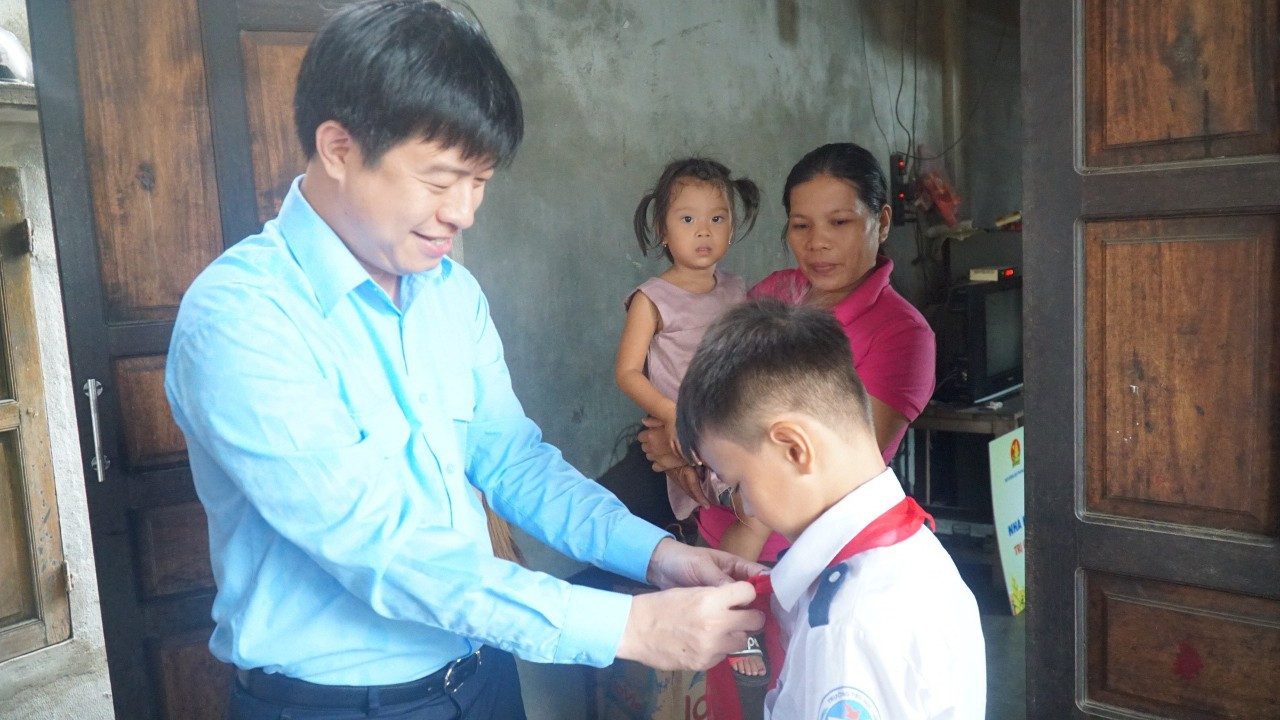 Anh Lê Hải Long - Ủy viên Ban Thường vụ, Trưởng ban Công tác Thiếu nhi T.Ư Đoàn, Phó Chủ tịch thường trực Hội đồng Đội T.Ư, ân cần động viên học sinh Trần Văn Lập. Anh Lê Hải Long - Ủy viên Ban Thường vụ, Trưởng ban Công tác Thiếu nhi T.Ư Đoàn, Phó Chủ tịch thường trực Hội đồng Đội T.Ư, ân cần động viên học sinh Trần Văn Lập.