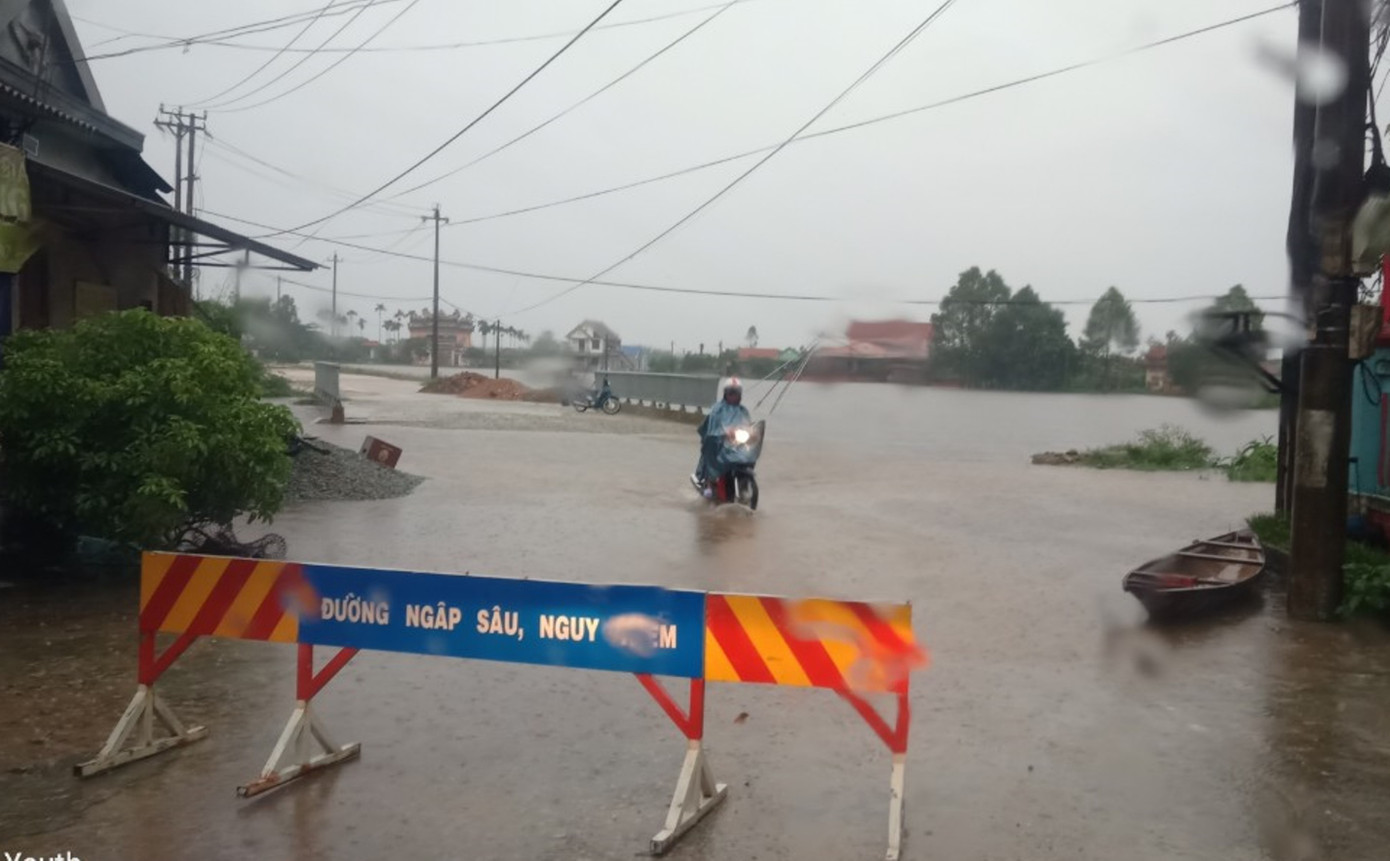 Đặt biển cảnh báo nguy hiểm tại đoạn đường ngập lụt ở xã Phong Hiền (huyện Phong Điền). Đặt biển cảnh báo nguy hiểm tại đoạn đường ngập lụt ở xã Phong Hiền (huyện Phong Điền).