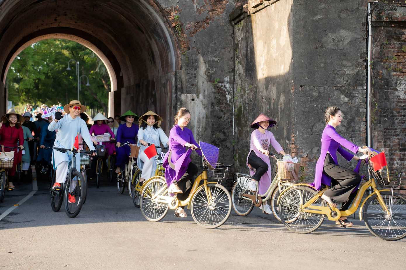 Qua khu vực Kinh thành Huế cổ kính.