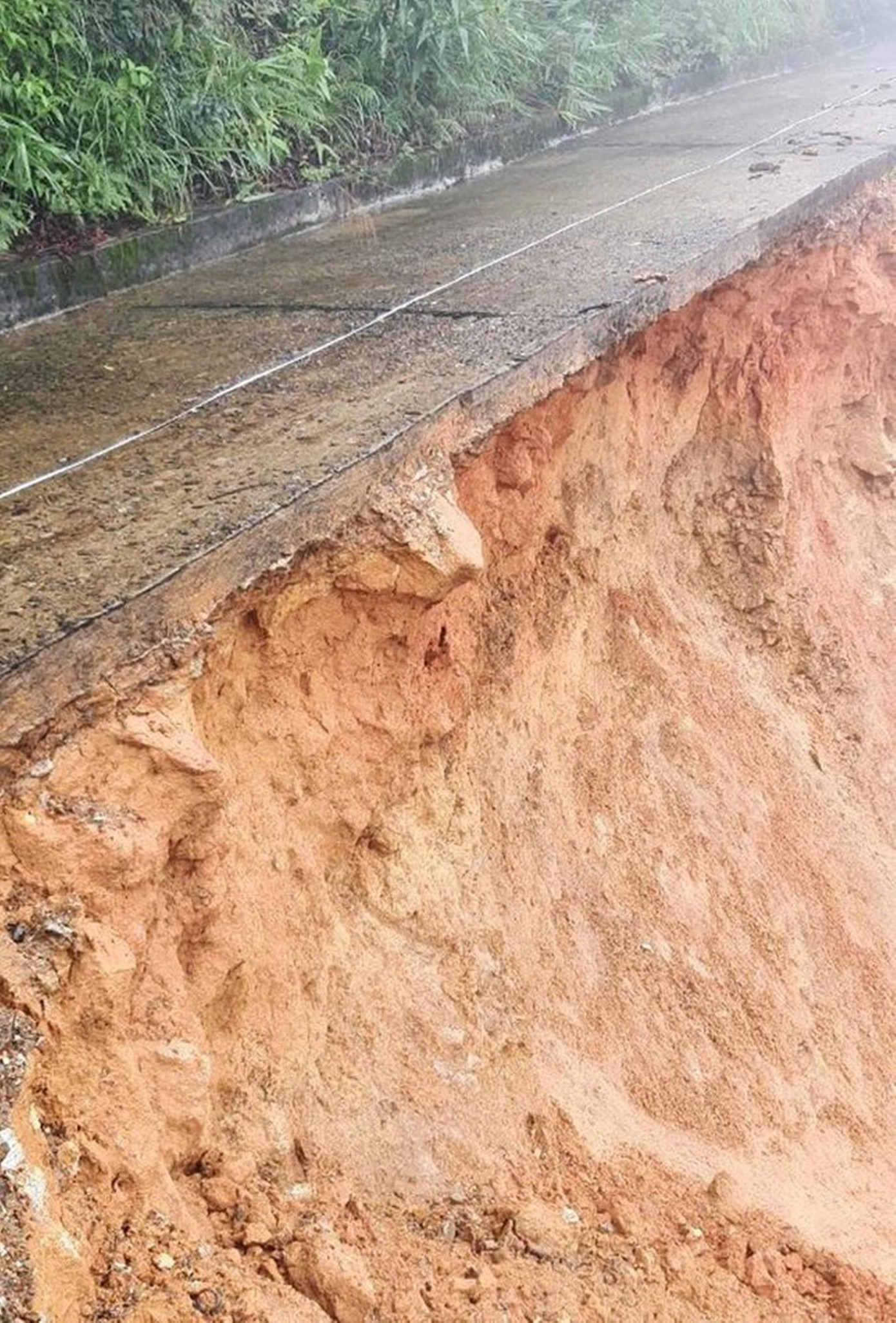 Do nằm ở địa bàn phức tạp, núi cao, dốc thẳm, địa tầng phức tạp, nên việc xử lý khắc phục thông tuyến phải mất nhiều thời gian để nghiên cứu, khảo sát thực địa, đề xuất phương án, bố trí kinh phí thực hiện; dẫn đến hoạt động giao thông đi lại bị ách tắc kéo dài nhiều tháng.