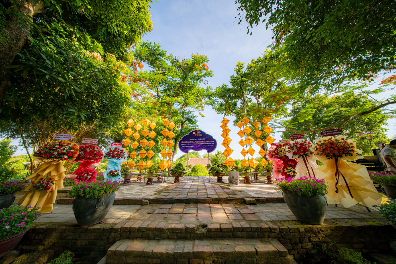 Một không gian nghệ thuật sắp đặt hoành tráng, ấn tượng được tổ chức tại vườn Thiệu Phương và vườn Cơ Hạ - Hoàng cung Huế. Một không gian nghệ thuật sắp đặt hoành tráng, ấn tượng được tổ chức tại vườn Thiệu Phương và vườn Cơ Hạ - Hoàng cung Huế.