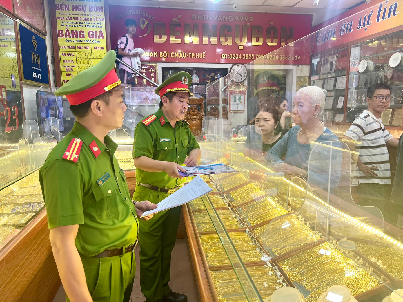 Công an phát tờ rơi, tuyên truyền nâng cao tinh thần cảnh giác, tăng cường phòng ngừa tội phạm cướp tiệm vàng trên địa bàn TP Huế. Công an phát tờ rơi, tuyên truyền nâng cao tinh thần cảnh giác, tăng cường phòng ngừa tội phạm cướp tiệm vàng trên địa bàn TP Huế.