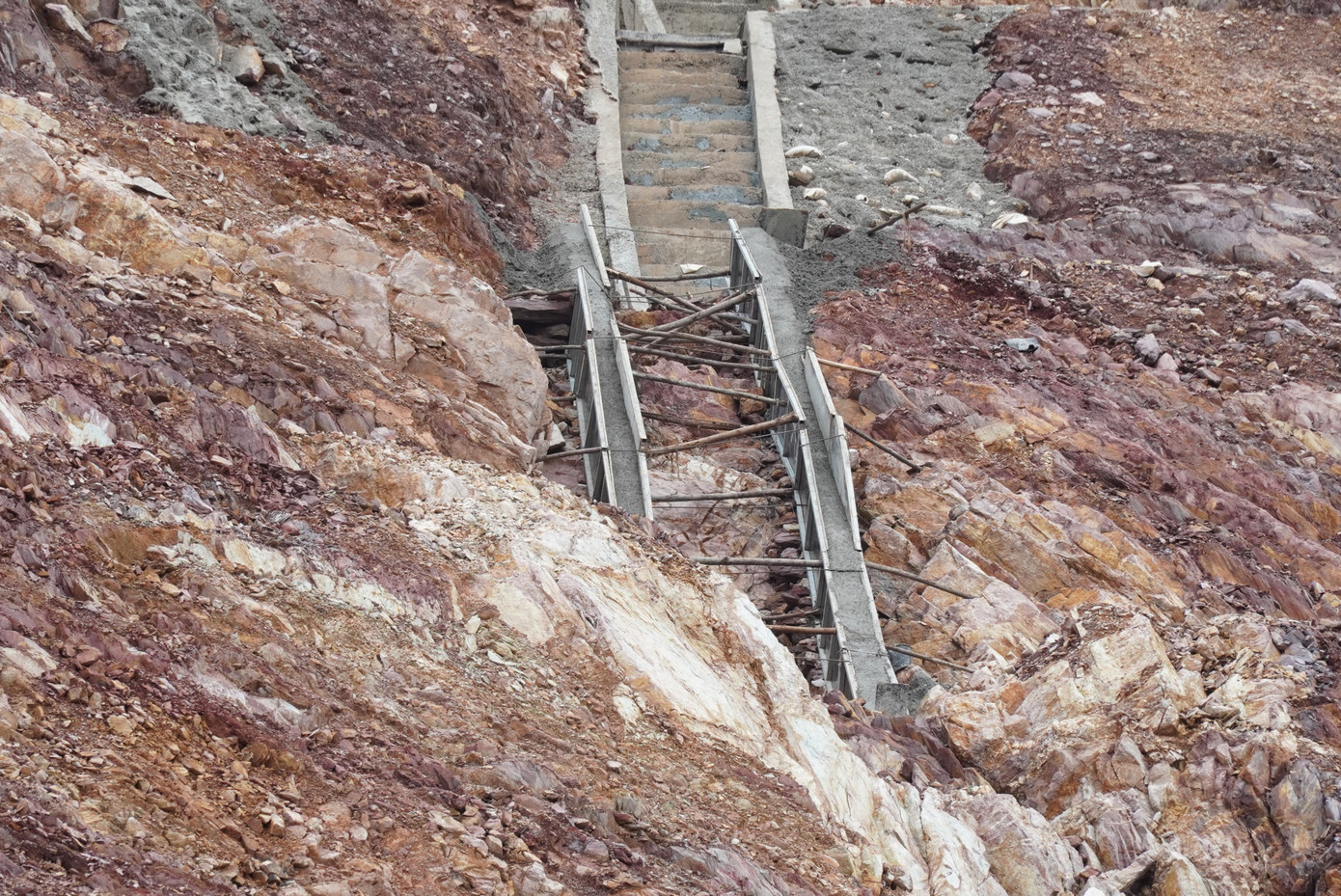 Do việc xử lý sạt trượt gặp khó khăn, hiện trường rộng, địa hình dốc hiểm trở, Bộ GTVT đã chấp thuận cho gia hạn tiến độ hoàn thành các hạng mục, bao gồm xử lý sạt trượt mái taluy dương vị trí Km69 đến ngày 30/9.