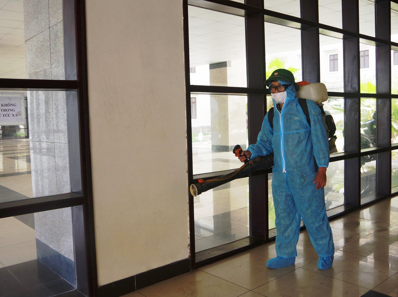 Khử trùng khu cách ly trước khi đón công dân đến.