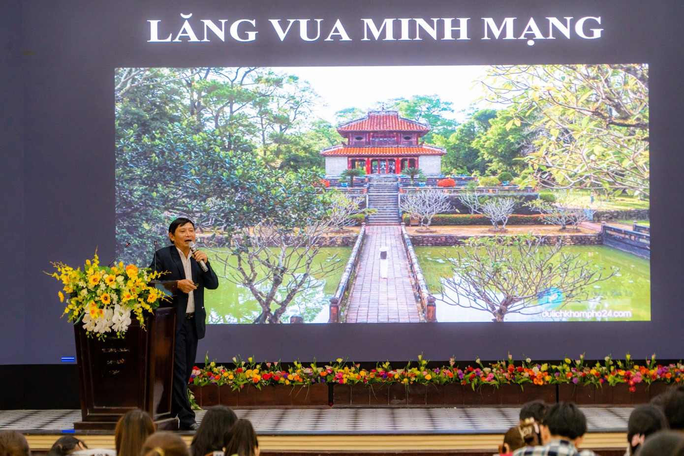 Trang bị các kiến thức về văn hóa, lịch sử cho các tình nguyện viên.