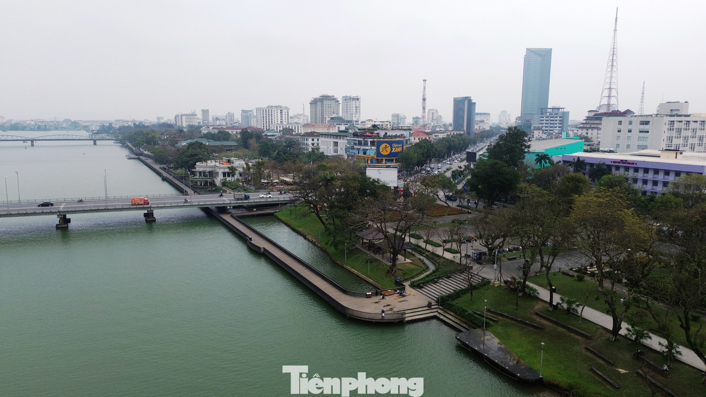 Từ đó đến nay, công trình trở thành điểm đến hấp dẫn cho mọi người dân và du khách. Tuy nhiên, do nằm ở vị trí ven sông Hương gần bề mặt nước sông, nên vào mỗi mùa mưa bão, công trình cầu gỗ lim thường xuyên bị “nhấn chìm” trong lũ lụt.