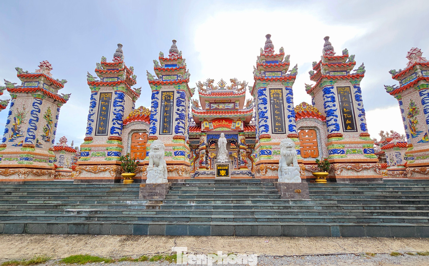 Khu lăng mộ đồ sộ này nằm trên mặt tiền của đường vào nghĩa trang An Bằng khiến công trình càng trở nên nổi bật về quy mô xây dựng cũng như sự cầu kỳ về kết cấu, trang trí thẩm mỹ.