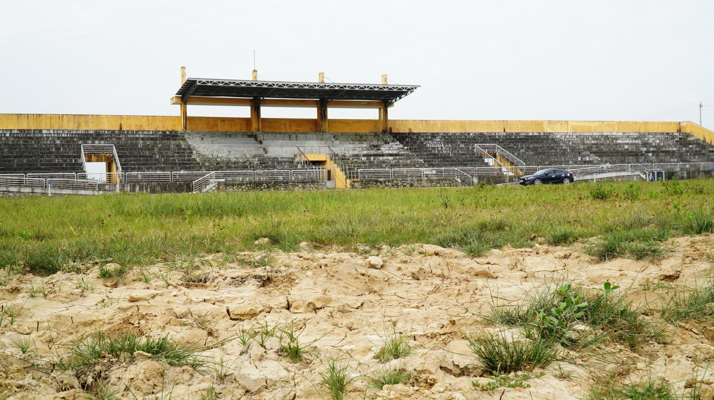 Theo UBND phường Thuận An, do công trình xa khu dân cư lại không có bảo vệ trực, nên công tác quản lý trung tâm gặp rất nhiều khó khăn. Đây là nơi trâu bò của dân thường xuyên vào ăn cỏ, phóng uế, giẫm đạp mặt cỏ sân bóng đá. Mặt sân thoát nước kém, có chỗ vẫn ngập bùn đã trở thành nơi đầm mình của trâu bò