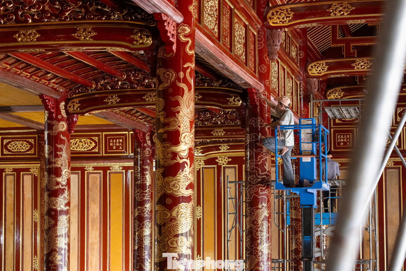 Ngày 24/10, ông Hoàng Việt Trung - Giám đốc Trung tâm Bảo tồn Di tích Cố đô Huế - cho biết dự án bảo tồn, tôn tạo tổng thể di tích điện Thái Hòa thuộc Hoàng cung Huế bước vào công đoạn cuối “sơn son thếp vàng” bằng vàng thật lên kết cấu kiến trúc nội điện để kịp hoàn thành, chính thức đón khách vào ngày 23/11, nhân Ngày Di sản Văn hóa Việt Nam. Ảnh: T.N.A Phong Ngày 24/10, ông Hoàng Việt Trung - Giám đốc Trung tâm Bảo tồn Di tích Cố đô Huế - cho biết dự án bảo tồn, tôn tạo tổng thể di tích điện Thái Hòa thuộc Hoàng cung Huế bước vào công đoạn cuối “sơn son thếp vàng” bằng vàng thật lên kết cấu kiến trúc nội điện để kịp hoàn thành, chính thức đón khách vào ngày 23/11, nhân Ngày Di sản Văn hóa Việt Nam. Ảnh: T.N.A Phong