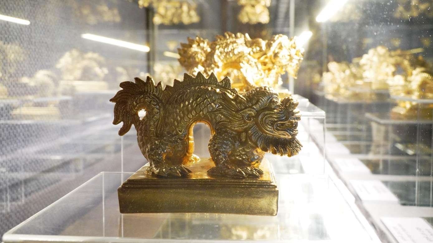 Triển lãm "Phiên bản Kim ấn triều Nguyễn" tại lầu Ngũ Phụng (Đại nội Huế) trưng bày 32 chiếc ấn làm bằng gốm thếp vàng, được chế tác dựa trên từ các tiêu bản kim ấn triều Nguyễn lưu trữ tại Bảo tàng Lịch sử Việt Nam; trong đó, có các chiếc ấn nổi tiếng như: Hoàng đế tôn thân chi bảo, ấn Sắc mệnh chi bảo, Tề gia chi bảo và ấn của các Hoàng thái hậu, Hoàng thái phi, Hoàng thái tử…