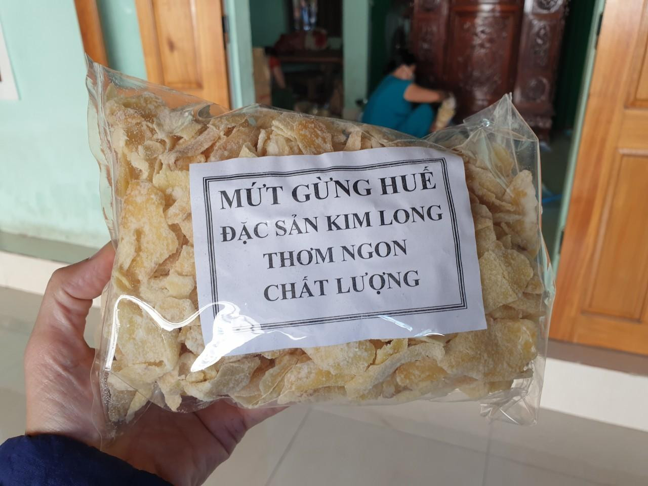 “Mứt sản xuất tại Kim Long hiện có hai mức giá, 70.000 và 90.000 đồng/kg. Loại 70.000 đồng/kg được làm từ củ gừng Lao Bảo. Lát mứt trắng, to, đẹp nhưng không có độ cay nồng. Mứt làm từ củ gừng Huế có giá 90.000 đồng/kg, lát tuy nhỏ, màu mứt không sáng, nhưng mùi thơm nhẹ, vị cay nồng nên được nhiều người dùng ưa chuộng hơn”, người làm mứt tại lò A Dân (Phạm Thị Liên, Huế) cho hay.