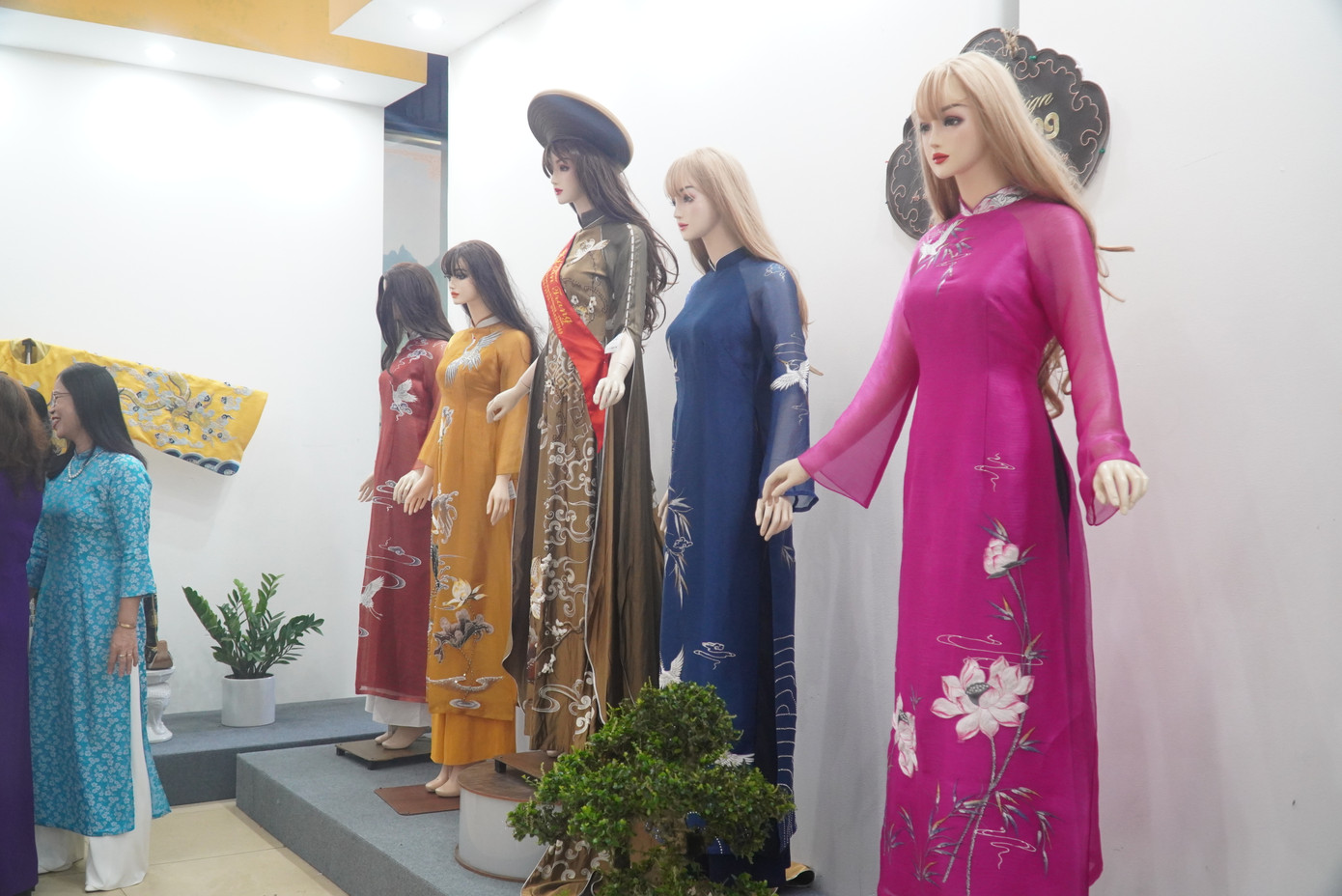 Trưng bày áo dài Huế. Trưng bày áo dài Huế.