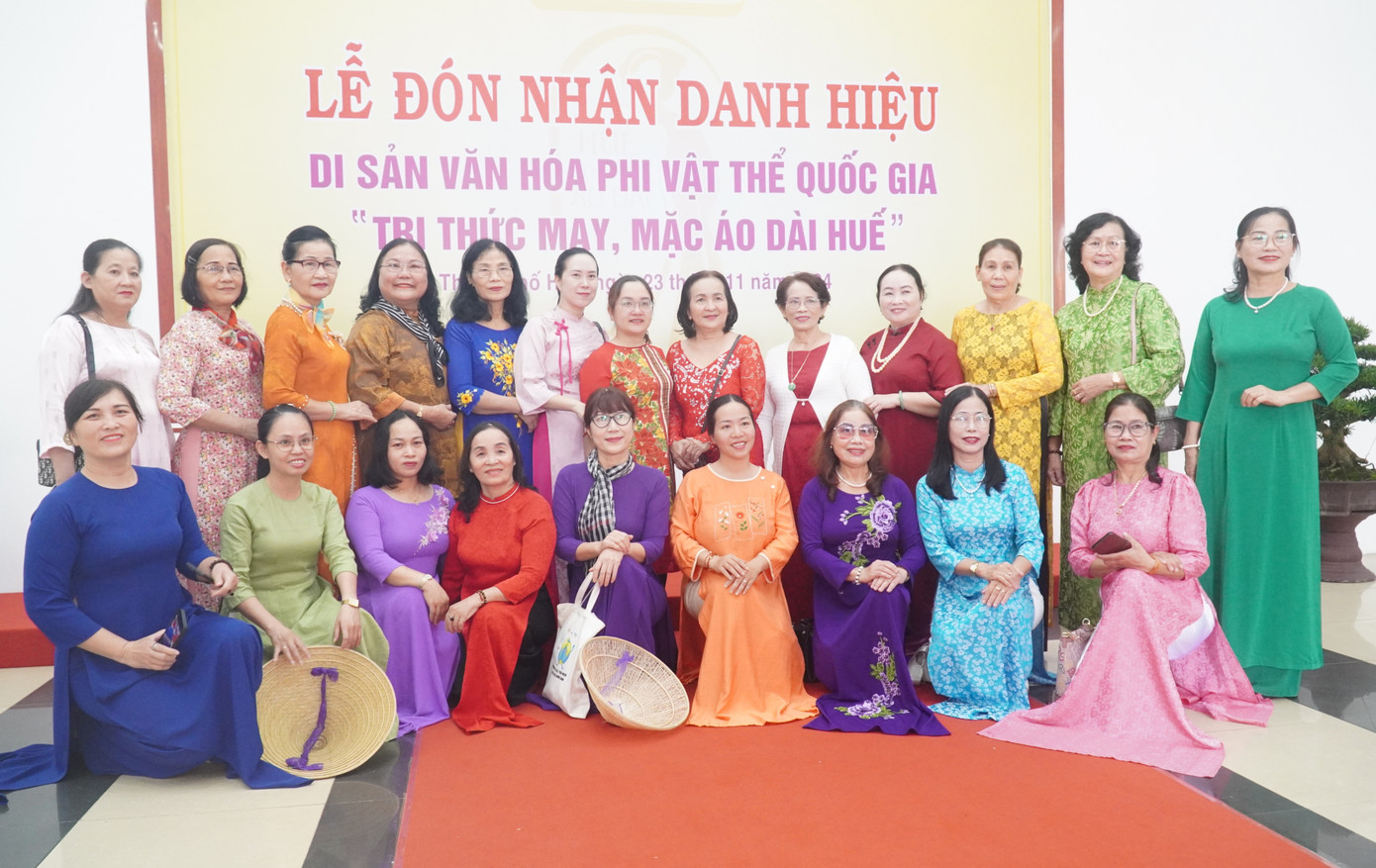 Nhiều phụ nữ Huế vận áo dài truyền thống chụp hình lưu niệm tại lễ đón nhận danh hiệu Di sản Văn hóa phi vật thể quốc gia Tri thức may, mặc áo dài Huế. Nhiều phụ nữ Huế vận áo dài truyền thống chụp hình lưu niệm tại lễ đón nhận danh hiệu Di sản Văn hóa phi vật thể quốc gia Tri thức may, mặc áo dài Huế.