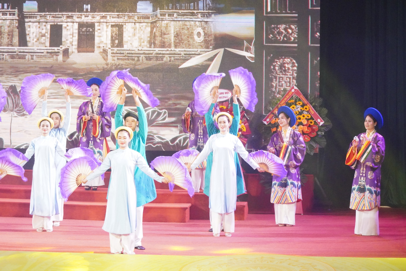 Trình diễn nghệ thuật với trang phục áo dài Huế. Trình diễn nghệ thuật với trang phục áo dài Huế.