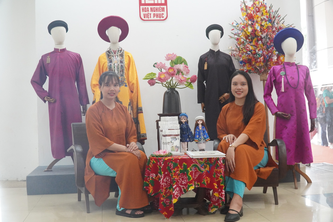 Áo dài Huế trong đời sống hàng ngày. Áo dài Huế trong đời sống hàng ngày.