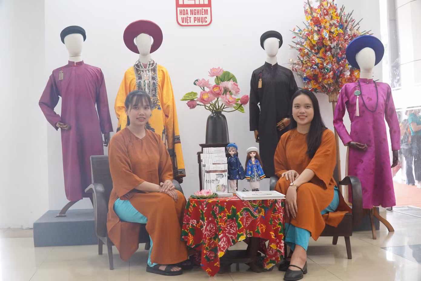 Áo dài Huế trong đời sống hàng ngày.