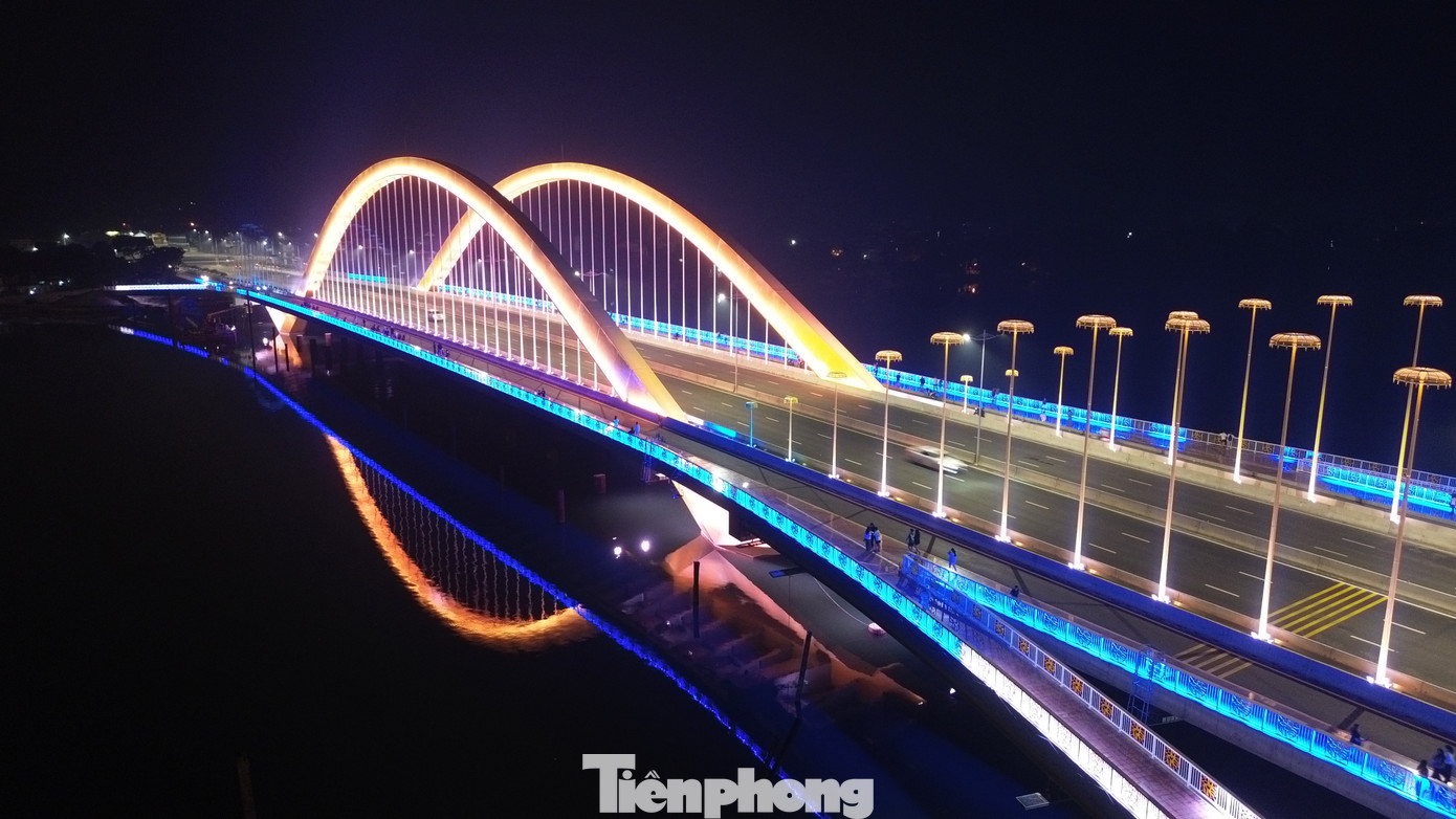 Với sự “hóa thân” độc đáo khi về đêm, cầu Nguyễn Hoàng không chỉ là công trình giao thông hiện đại mà còn điểm đến du lịch hấp dẫn, sống động.