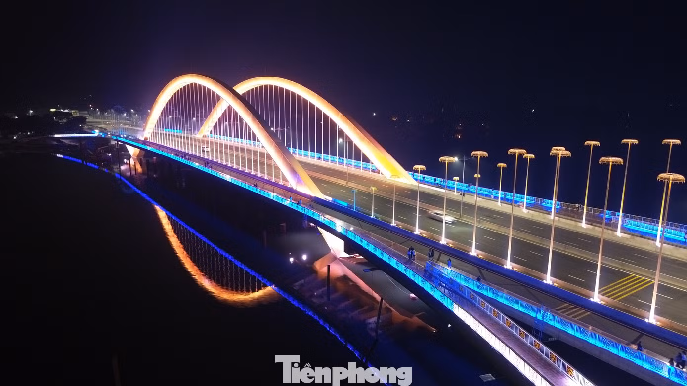 Với sự “hóa thân” độc đáo khi về đêm, cầu Nguyễn Hoàng không chỉ là công trình giao thông hiện đại mà còn điểm đến du lịch hấp dẫn, sống động. Với sự “hóa thân” độc đáo khi về đêm, cầu Nguyễn Hoàng không chỉ là công trình giao thông hiện đại mà còn điểm đến du lịch hấp dẫn, sống động.