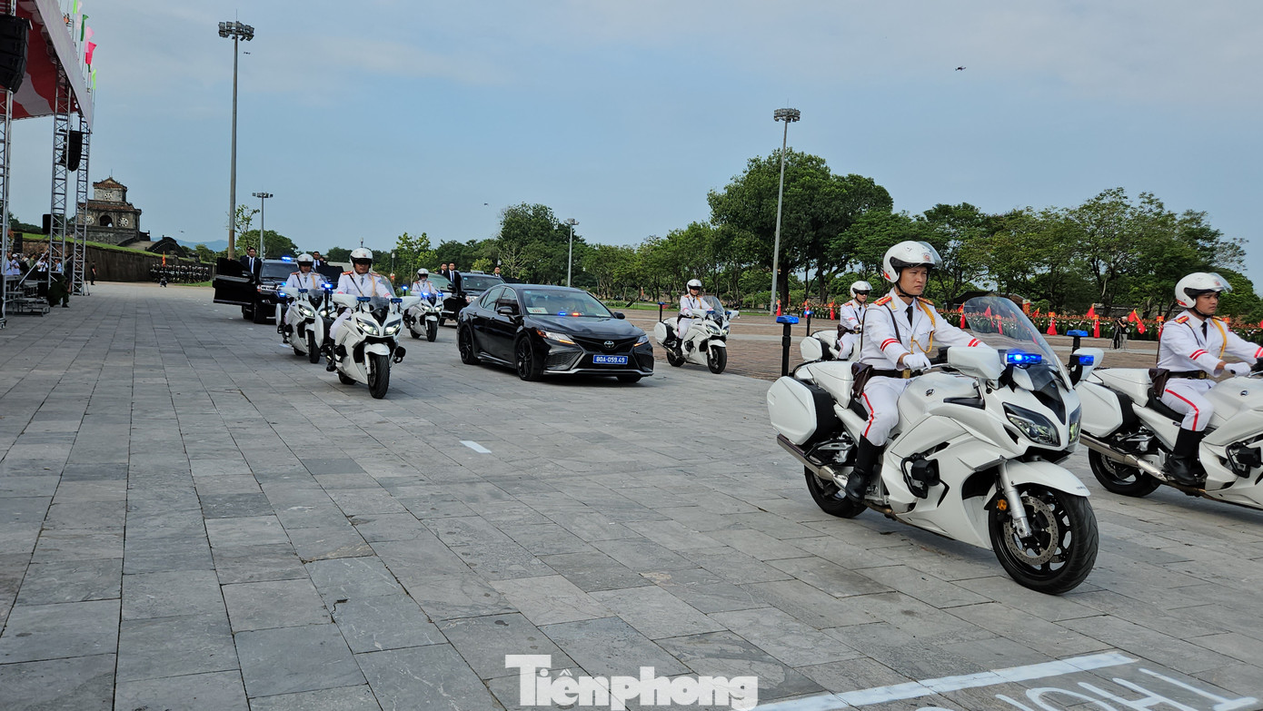Điều khiển mô tô đặc chủng, diễu hành kỵ binh và trình diễn quân nhạc