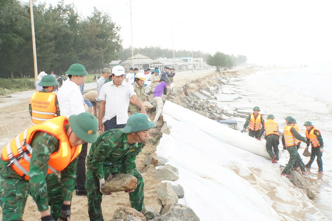 Khắc phục tạm thời tình trạng sạt lở bờ biển trước bão số 6. Khắc phục tạm thời tình trạng sạt lở bờ biển trước bão số 6.
