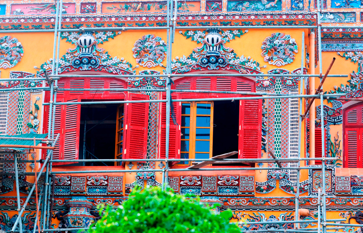 Trên hình khối bố cục đậm chất Âu châu, điện Kiến Trung được tô điểm bởi các chi tiết trang trí hoa văn, họa tiết, con giống mang đậm bản sắc của họa tiết cung đình, tạo nên xu hướng thẩm mỹ đặc trưng. Đây chính là phong cách kiến trúc Đông Dương do người Việt Nam sáng tạo. Ảnh: Ngọc Văn.