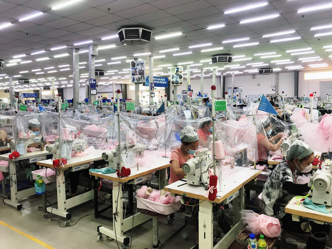 Ngành dệt may TT-Huế đứng vững và chuyển hướng sản xuất phù hợp trong mùa dịch Ngành dệt may TT-Huế đứng vững và chuyển hướng sản xuất phù hợp trong mùa dịch