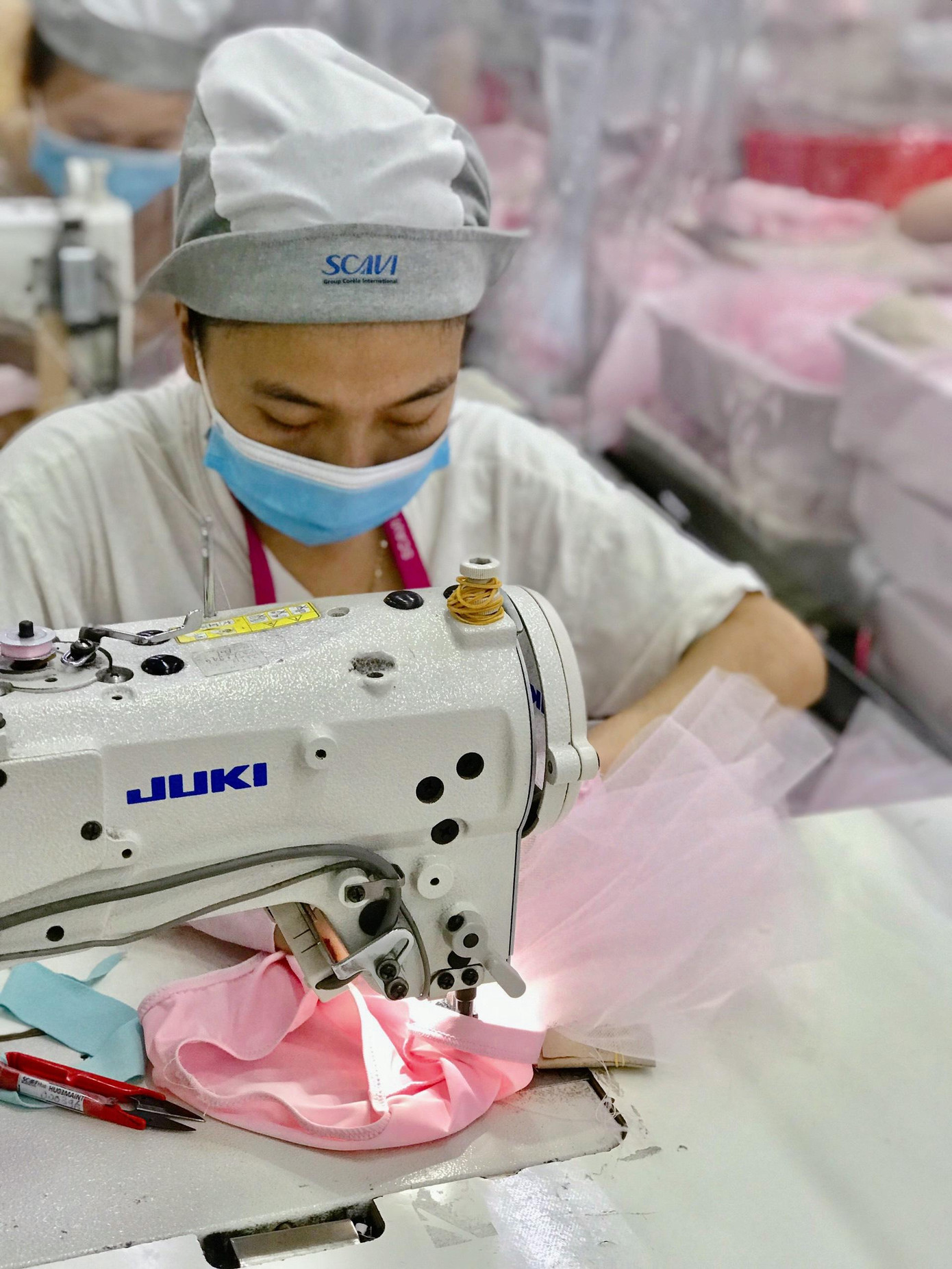 Công ty Scavi là một trong những doanh nghiệp dệt may hàng đầu TT-Huế, với giá trị nộp ngân sách lớn cho tỉnh. Doanh nghiệp đã chuyển một số hợp đồng sang may khẩu trang gia công cho các đối tác nước ngoài trong mùa dịch Công ty Scavi là một trong những doanh nghiệp dệt may hàng đầu TT-Huế, với giá trị nộp ngân sách lớn cho tỉnh. Doanh nghiệp đã chuyển một số hợp đồng sang may khẩu trang gia công cho các đối tác nước ngoài trong mùa dịch