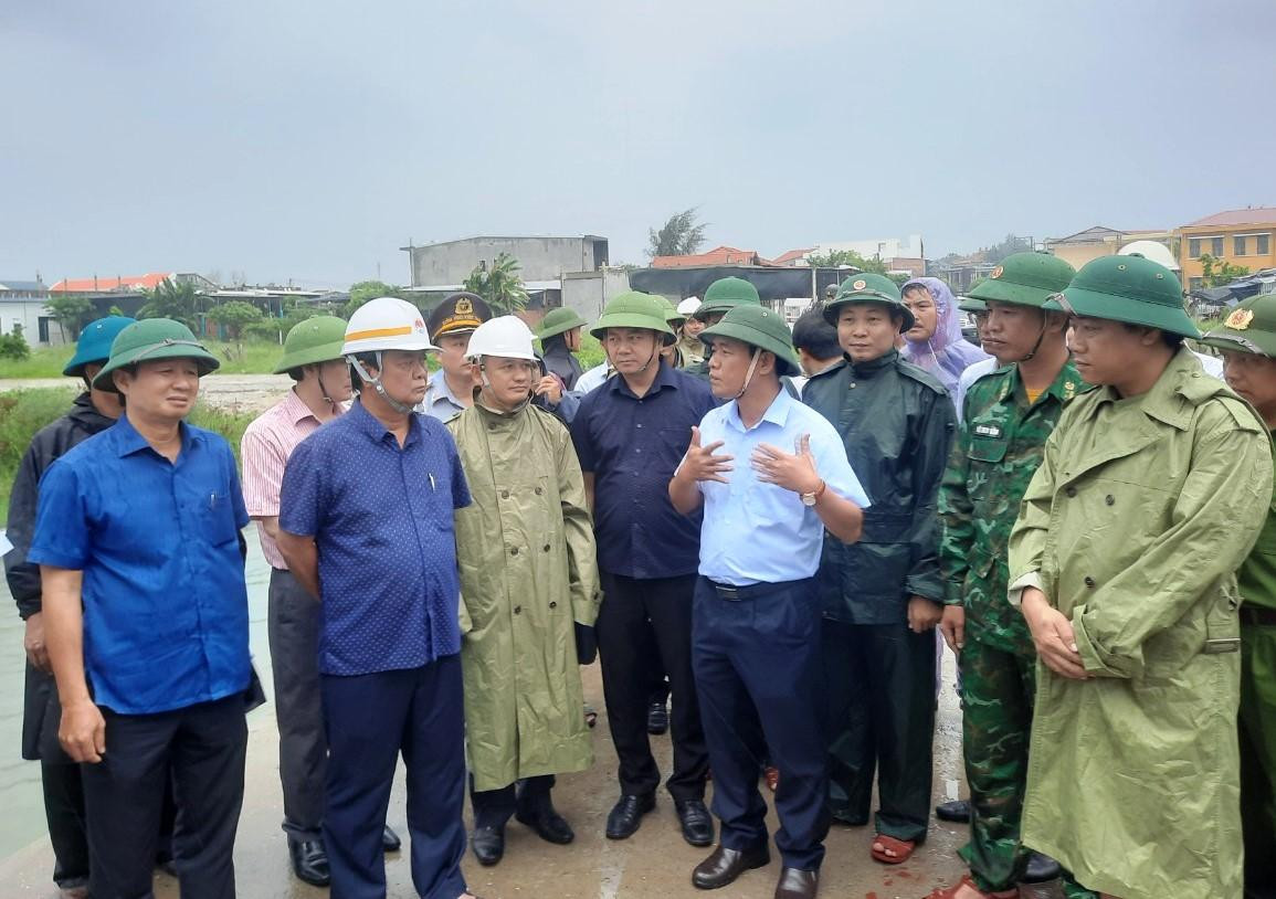 Bộ trưởng Lê Minh Hoan kiểm tra công tác chuẩn bị ứng phó bão số 4 tại tỉnh TT-Huế.