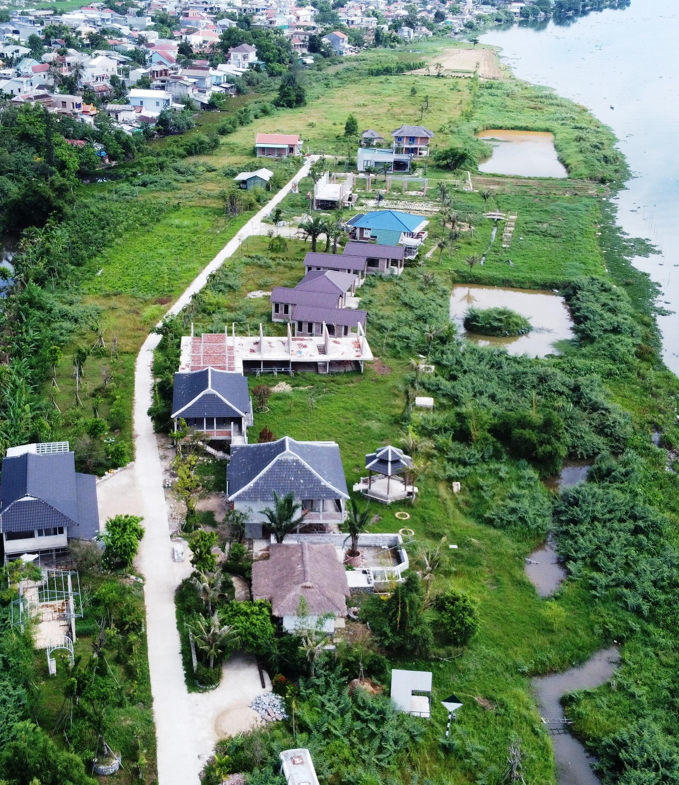 Dự án "gắn mác" sinh thái, trang trại trong vùng quy hoạch chức năng cây xanh, công viên... ven sông Hương do Thủ tướng phê duyệt. Tuy nhiên, sản phẩm nông nghiệp vẫn chưa thấy đâu, trong khi nơi đây lại nhan nhản những công trình bê tông, cốt thép cao tầng không phép dạng biệt thự, liên tục mọc lên bất chấp quy định pháp luật