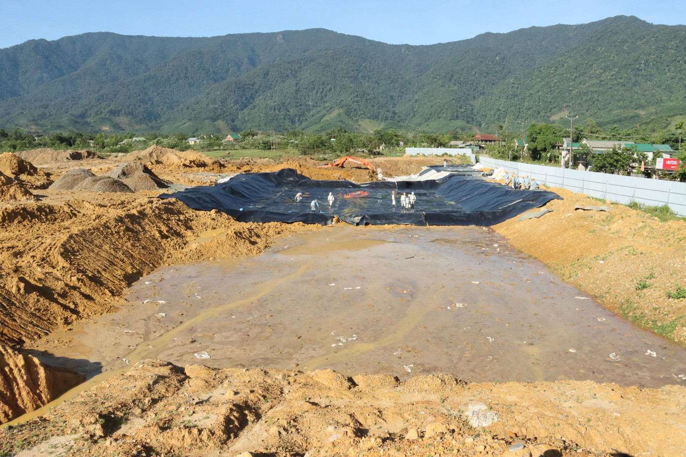 Khởi công thực hiện vào tháng 10/2020, do ảnh hưởng của dịch COVID-19 bùng phát và kéo dài, nên quá trình thực hiện dự án xử lý ô nhiễm dioxin tại sân bay A So gặp nhiều khó khăn. Trong ảnh là quang cảnh hố chôn lấp cô lập. Khởi công thực hiện vào tháng 10/2020, do ảnh hưởng của dịch COVID-19 bùng phát và kéo dài, nên quá trình thực hiện dự án xử lý ô nhiễm dioxin tại sân bay A So gặp nhiều khó khăn. Trong ảnh là quang cảnh hố chôn lấp cô lập.