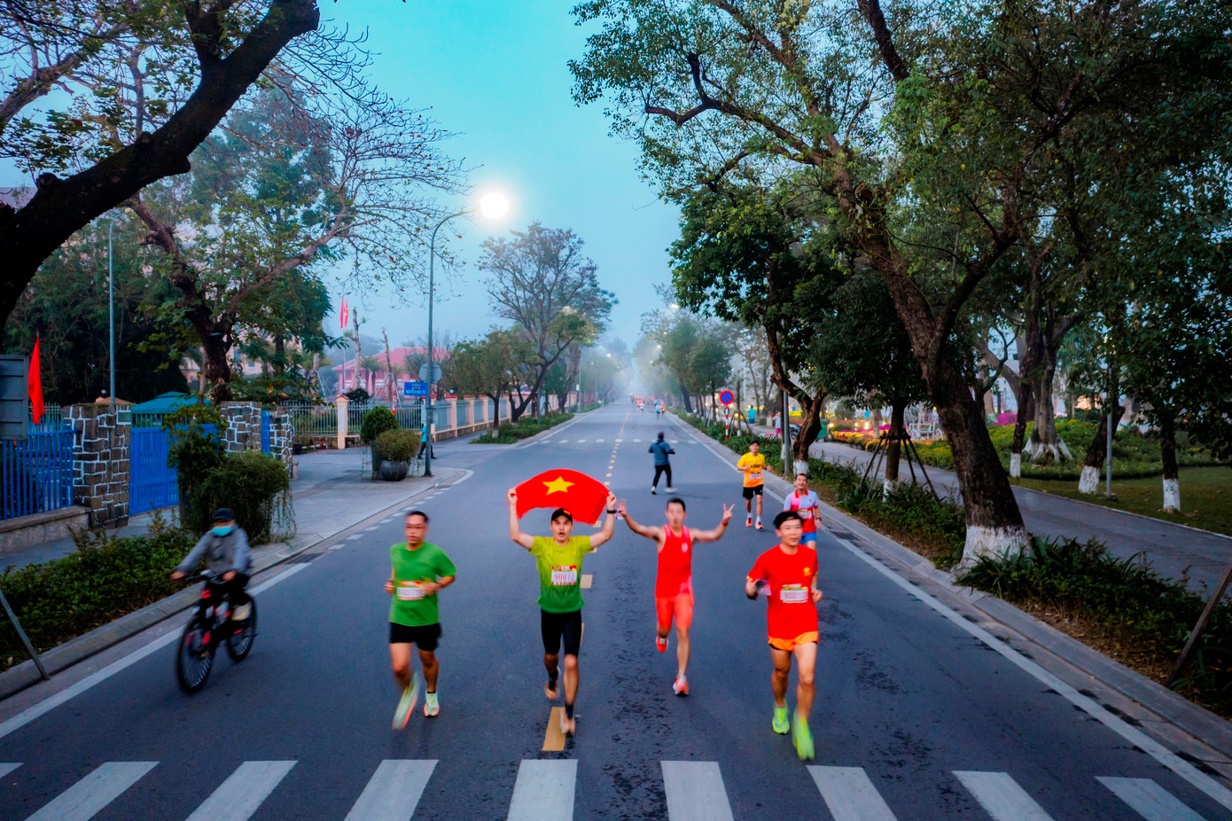Bí thư Thành ủy Huế Phan Thiên Định chia sẻ, “Hue Jogging - cùng chạy vì cộng đồng” lần thứ 3 - năm 2023, với hơn 5.000 người tham gia, đã kết thúc tốt đẹp. Không có ai về nhất, không có giải thưởng nào được trao bởi Ban tổ chức, nhưng mỗi người chúng ta có quyền trao cho mình giải thưởng rất ý nghĩa là vượt qua chính mình. Ảnh: Đình Hoàng