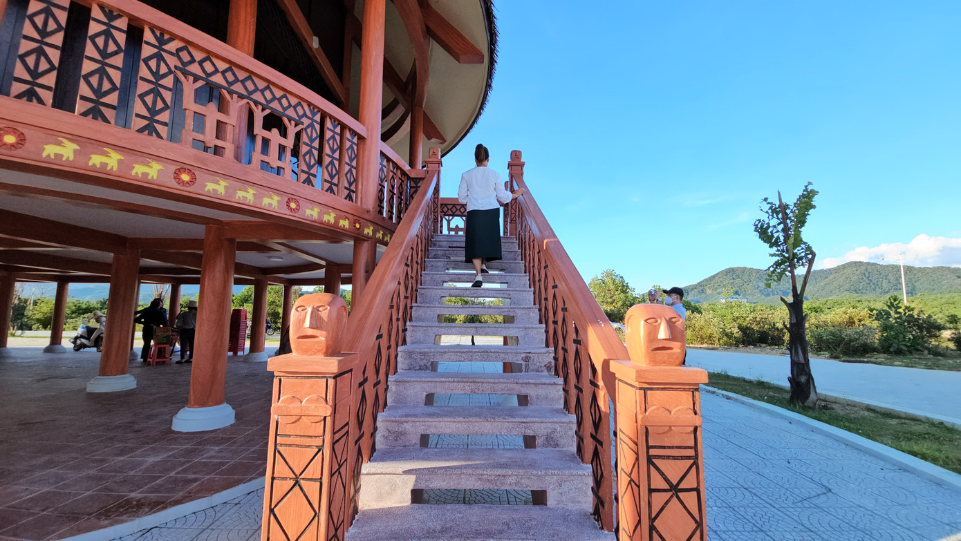 Đây cũng sẽ là điểm du lịch cộng đồng độc đáo, thu hút du khách đến tham quan, trải nghiệm, qua đó giải quyết công ăn việc làm cho cộng đồng, tạo nguồn thu nhập, khai thác hiệu quả tiềm năng, thế mạnh văn hóa truyền thống và cảnh quan sinh thái núi rừng tự nhiên đầy sức hấp dẫn của địa phương vùng cao. Đây cũng sẽ là điểm du lịch cộng đồng độc đáo, thu hút du khách đến tham quan, trải nghiệm, qua đó giải quyết công ăn việc làm cho cộng đồng, tạo nguồn thu nhập, khai thác hiệu quả tiềm năng, thế mạnh văn hóa truyền thống và cảnh quan sinh thái núi rừng tự nhiên đầy sức hấp dẫn của địa phương vùng cao.