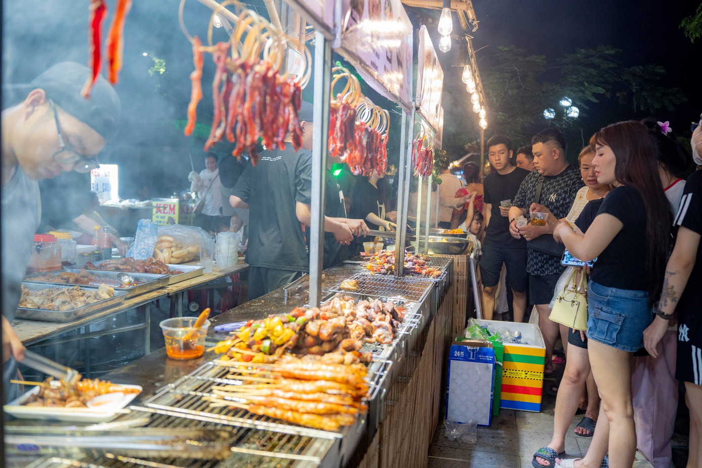 Người trẻ hào hứng tham gia trải nghiệm các đặc sản ẩm thực 3 miền. Ảnh: Đình Hoàng.