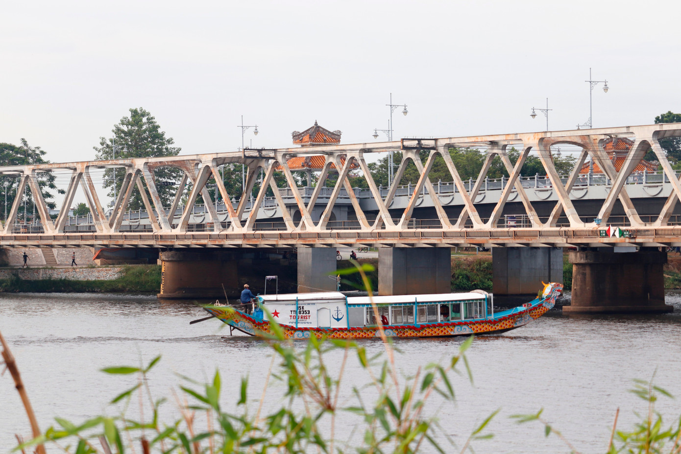 Sông Hương nhìn từ phía tây cồn Dã Viên. Sông Hương nhìn từ phía tây cồn Dã Viên.