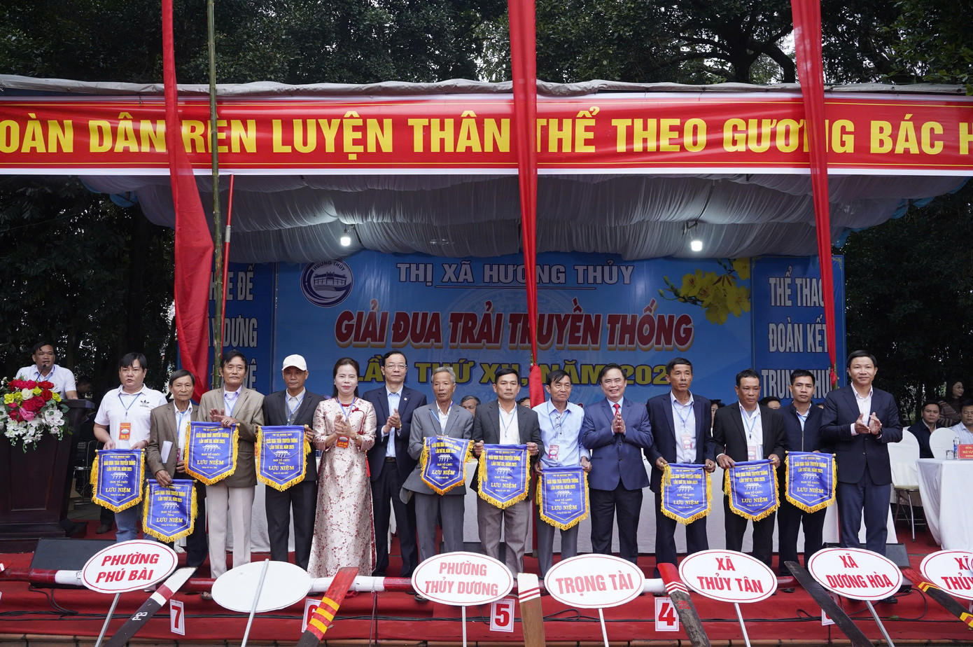 Trao cờ lưu niệm tặng đại diện các đội đua.