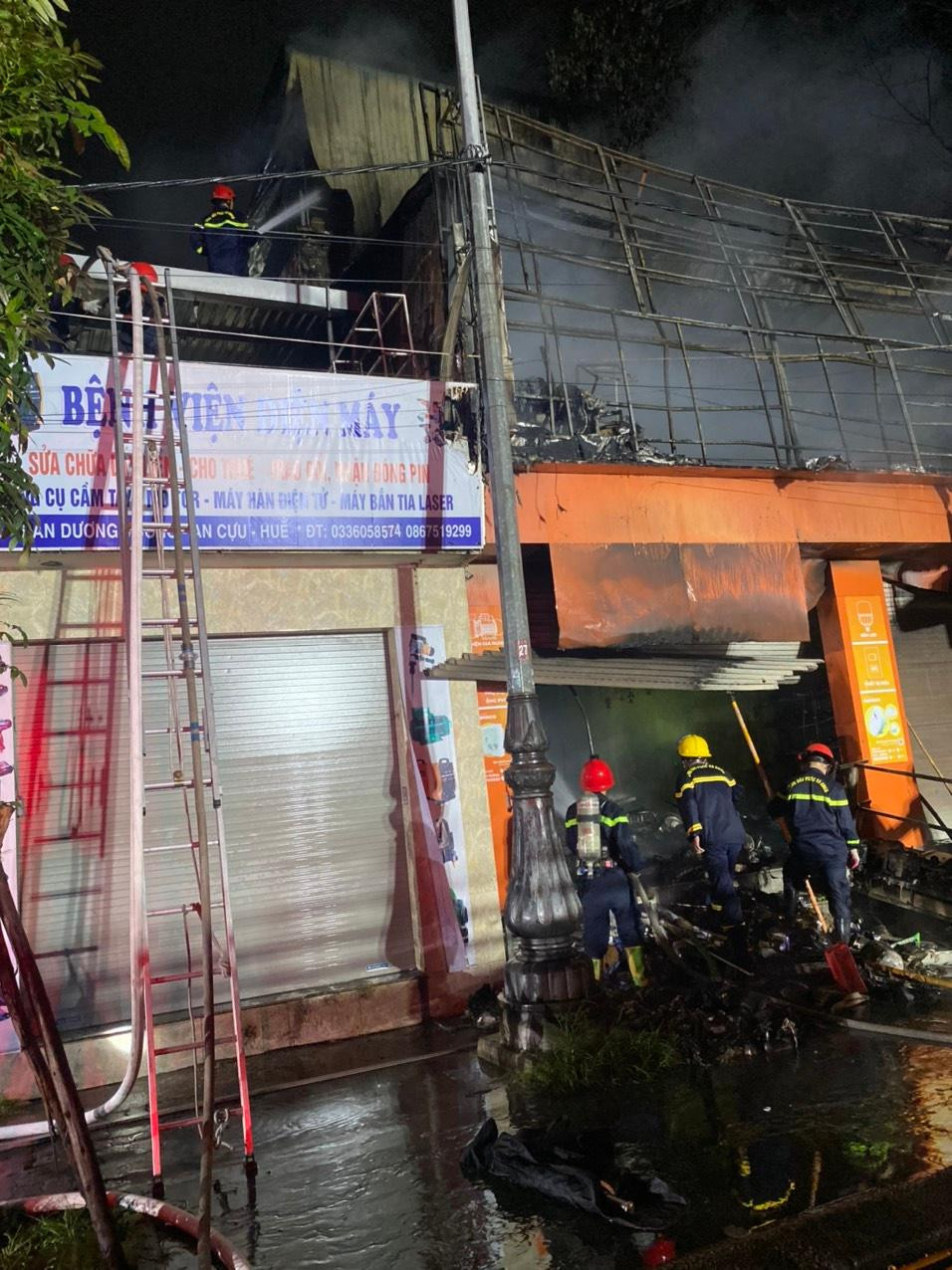 Thời điểm này, lửa lớn đã lan đến tầng 3 và tầng 1 của cửa hàng kinh doanh thiết bị điện gia dụng. Lực lượng cảnh sát PCCC đã tiếp cận từ nhiều hướng để khống chế ngọn lửa, và ngăn chặn hỏa hoạn lan ra các khu nhà dân lân cận. Thời điểm này, lửa lớn đã lan đến tầng 3 và tầng 1 của cửa hàng kinh doanh thiết bị điện gia dụng. Lực lượng cảnh sát PCCC đã tiếp cận từ nhiều hướng để khống chế ngọn lửa, và ngăn chặn hỏa hoạn lan ra các khu nhà dân lân cận.