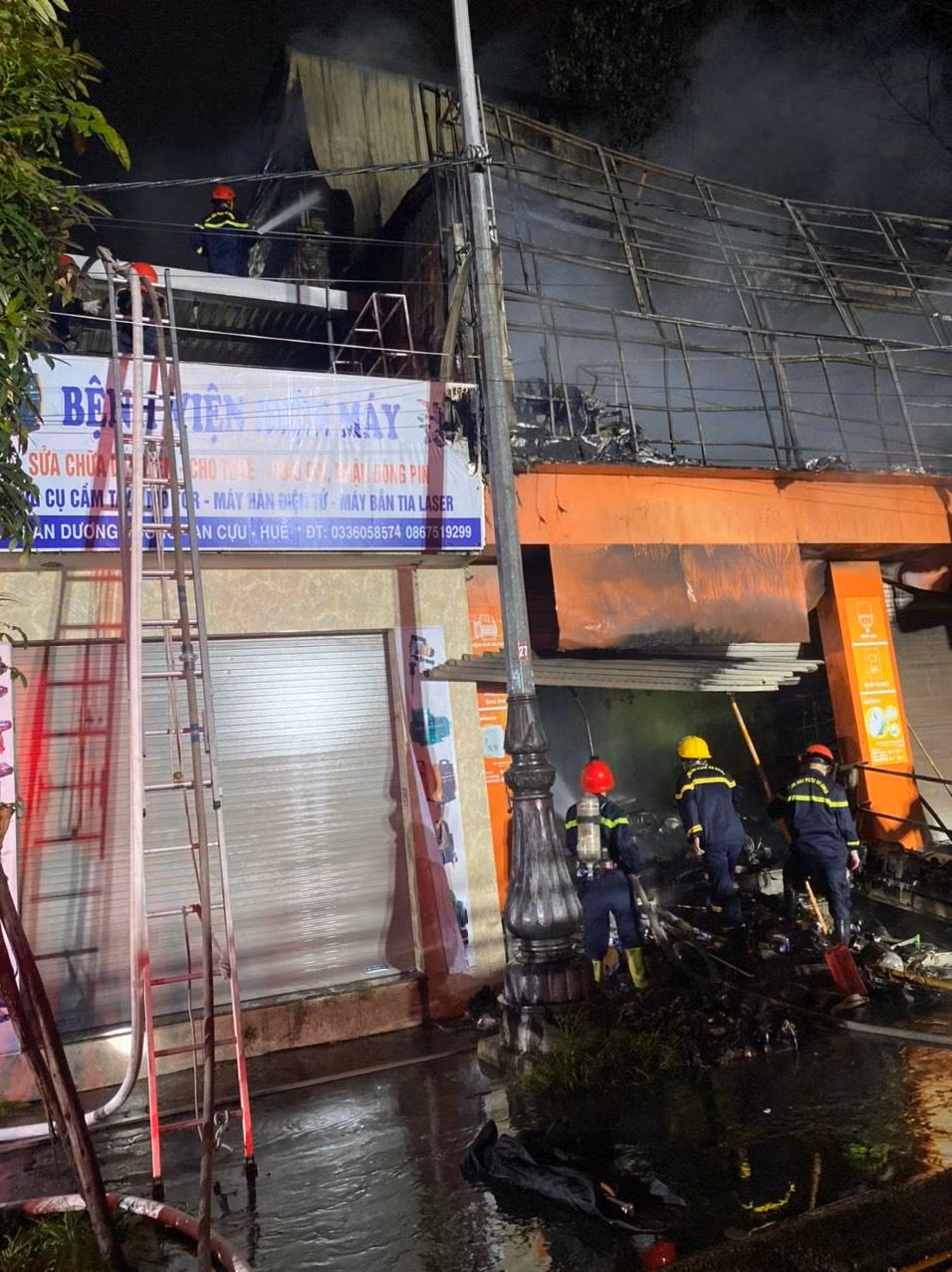 Thời điểm này, lửa lớn đã lan đến tầng 3 và tầng 1 của cửa hàng kinh doanh thiết bị điện gia dụng. Lực lượng cảnh sát PCCC đã tiếp cận từ nhiều hướng để khống chế ngọn lửa, và ngăn chặn hỏa hoạn lan ra các khu nhà dân lân cận.